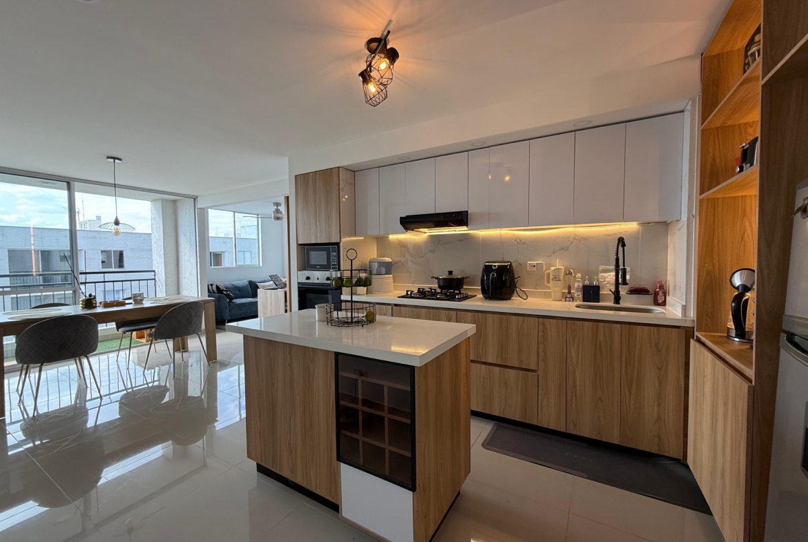 Amplitud, diseño moderno y una ubicación privilegiada en el Sur de Cali Si buscas un lugar donde cada día comience con una vista que inspira, donde el silencio y el aire fresco acompañan tus mañanas… este apartamento no es solo una opción, es una oportunidad que no se repite. Ubicado en el Conjunto Residencial Sauko, este hogar combina el confort de un espacio amplio y remodelado con la tranquilidad de vivir en el último piso, rodeado de naturaleza y con acceso rápido a todo lo que necesitas.