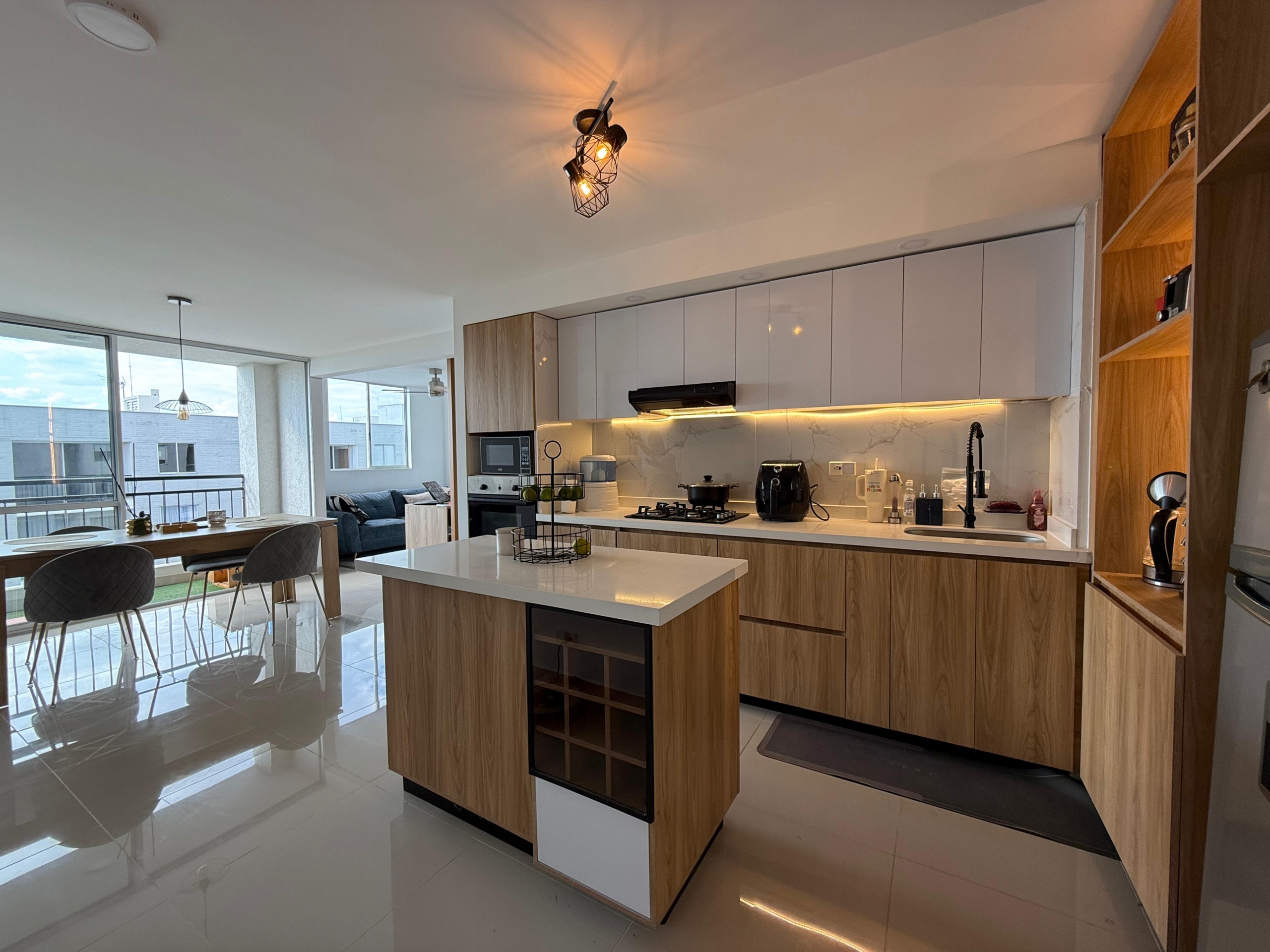 Amplitud, diseño moderno y una ubicación privilegiada en el Sur de Cali Si buscas un lugar donde cada día comience con una vista que inspira, donde el silencio y el aire fresco acompañan tus mañanas… este apartamento no es solo una opción, es una oportunidad que no se repite. Ubicado en el Conjunto Residencial Sauko, este hogar combina el confort de un espacio amplio y remodelado con la tranquilidad de vivir en el último piso, rodeado de naturaleza y con acceso rápido a todo lo que necesitas.