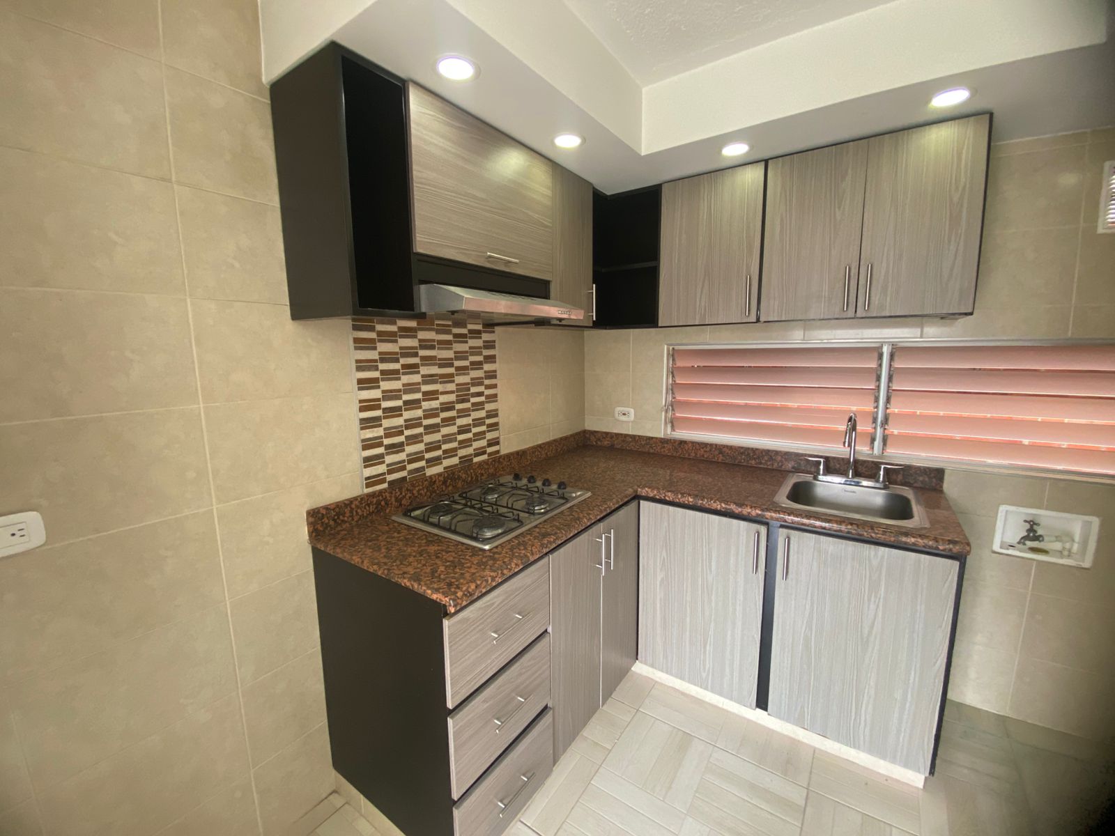 Comodidad, ubicación privilegiada y excelente proyección de valorización 💰 Valor de venta: $250.000.000 — Negociables 📐 Área construida: 60 m² 📍 Ubicación: Conjunto Residencial en Menga, norte de Cali