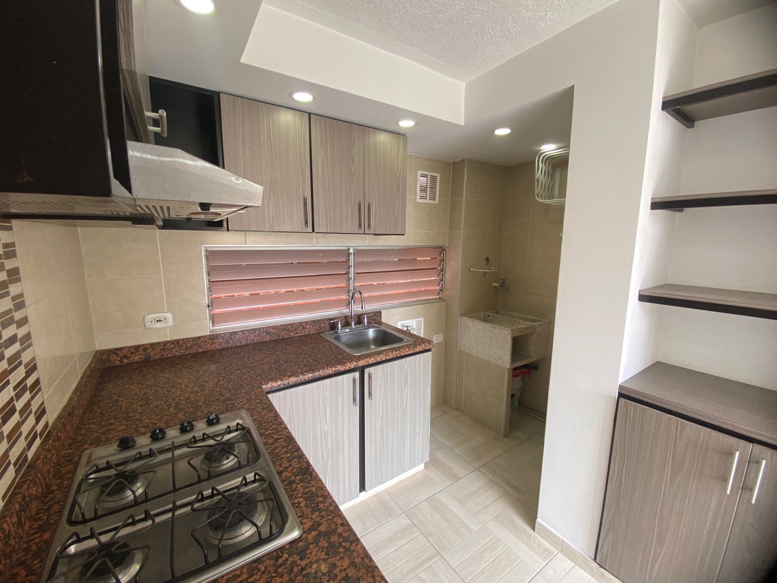 La cocina que siempre soñaste, lista para estrenar. Disfruta preparando tus comidas favoritas en un espacio moderno, funcional y lleno de estilo, pensado para inspirar momentos especiales. Este apartamento en Colinas de Menga combina comodidad, ubicación estratégica y acabados que marcan la diferencia.