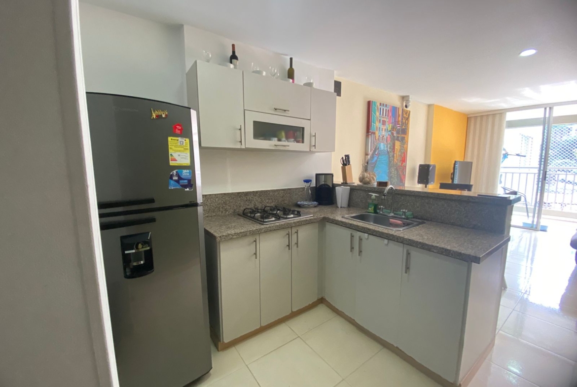 Muchos dicen que quieren tranquilidad, pero pocos se atreven a vivirla. Este apartamento en el Oeste de Cali, dentro del Conjunto Verde Aguacatal del Edén, no es para cualquiera… es para quien valora el silencio, la luz natural y la sensación de estar en un refugio verde sin renunciar a la ciudad. Con 67 m² de diseño inteligente, cuenta con una sala-comedor amplia y luminosa, cocina integral moderna, zona de oficios independiente, 2 baños completos y 3 habitaciones con clósets que invitan al descanso. Además, tendrás parqueadero propio, ventilación cruzada y una vista rodeada de naturaleza que simplemente no tiene precio. El conjunto ofrece senderos naturales, zonas verdes exuberantes, ambiente residencial seguro y una administración ejemplar que mantiene cada espacio impecable. Todo esto, en un sector de alta valorización, con fácil acceso a vías principales y transporte público.