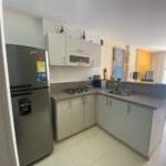 Muchos dicen que quieren tranquilidad, pero pocos se atreven a vivirla. Este apartamento en el Oeste de Cali, dentro del Conjunto Verde Aguacatal del Edén, no es para cualquiera… es para quien valora el silencio, la luz natural y la sensación de estar en un refugio verde sin renunciar a la ciudad. Con 67 m² de diseño inteligente, cuenta con una sala-comedor amplia y luminosa, cocina integral moderna, zona de oficios independiente, 2 baños completos y 3 habitaciones con clósets que invitan al descanso. Además, tendrás parqueadero propio, ventilación cruzada y una vista rodeada de naturaleza que simplemente no tiene precio. El conjunto ofrece senderos naturales, zonas verdes exuberantes, ambiente residencial seguro y una administración ejemplar que mantiene cada espacio impecable. Todo esto, en un sector de alta valorización, con fácil acceso a vías principales y transporte público.