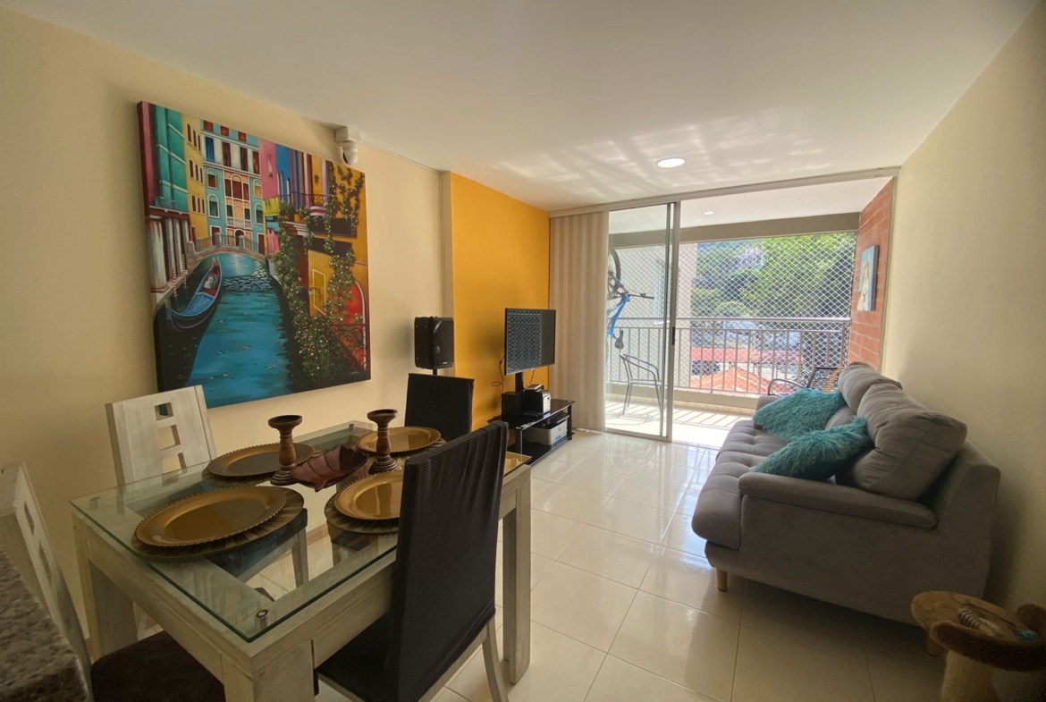 Conjunto exclusivo de solo 70 apartamentos, distribuidos en 2 torres. 🅿️ Cuenta con sótano para parqueaderos y 2 ascensores con acceso directo al sótano. 🌲 Rodeado de abundante vegetación y un diseño arquitectónico que se integra al entorno natural. 🪴 Amplias zonas verdes con: 🌾 Estación ecológica 🌤 Áreas de sombra naturales 🌉 Mirador con vista al río Aguacatal 🎠 Juegos para niños 🏊‍♂️ Piscina rodeada de naturaleza 🛡 Conjunto cerrado, organizado, con administración ejemplar y ambiente tranquilo.