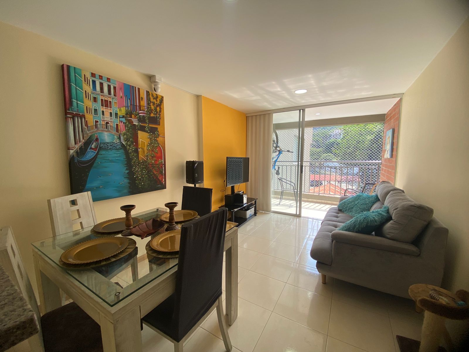 Conjunto exclusivo de solo 70 apartamentos, distribuidos en 2 torres. 🅿️ Cuenta con sótano para parqueaderos y 2 ascensores con acceso directo al sótano. 🌲 Rodeado de abundante vegetación y un diseño arquitectónico que se integra al entorno natural. 🪴 Amplias zonas verdes con: 🌾 Estación ecológica 🌤 Áreas de sombra naturales 🌉 Mirador con vista al río Aguacatal 🎠 Juegos para niños 🏊‍♂️ Piscina rodeada de naturaleza 🛡 Conjunto cerrado, organizado, con administración ejemplar y ambiente tranquilo.