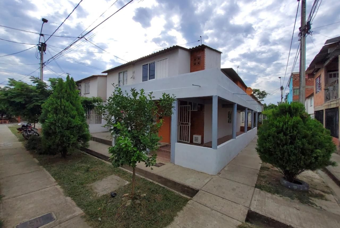 “¿Cansado de pagar alquiler sin acumular nada? Esta casa en Terranova te da espacio para vivir y potencial para ganar. Dos pisos independientes, ideal para que vivas tranquilo mientras otro piso paga parte de tu hipoteca. Ubicación estratégica, zona de alta valorización, y la libertad de empezar a ahorrar hoy. Contáctanos y asegura lo que muchos solo sueñan.”