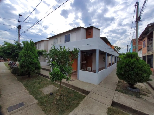 “¿Cansado de pagar alquiler sin acumular nada? Esta casa en Terranova te da espacio para vivir y potencial para ganar. Dos pisos independientes, ideal para que vivas tranquilo mientras otro piso paga parte de tu hipoteca. Ubicación estratégica, zona de alta valorización, y la libertad de empezar a ahorrar hoy. Contáctanos y asegura lo que muchos solo sueñan.”