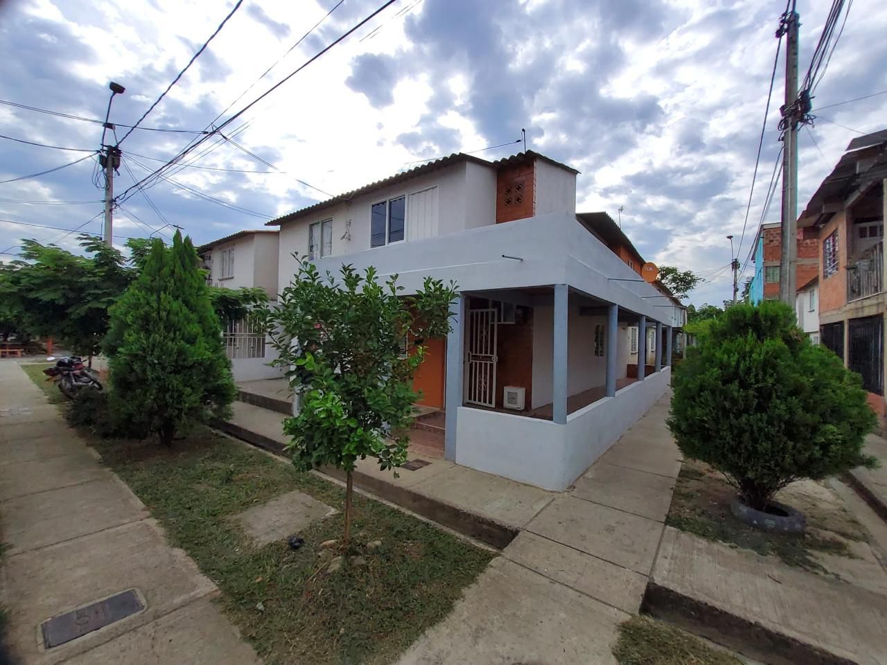 “¿Cansado de pagar alquiler sin acumular nada? Esta casa en Terranova te da espacio para vivir y potencial para ganar. Dos pisos independientes, ideal para que vivas tranquilo mientras otro piso paga parte de tu hipoteca. Ubicación estratégica, zona de alta valorización, y la libertad de empezar a ahorrar hoy. Contáctanos y asegura lo que muchos solo sueñan.”