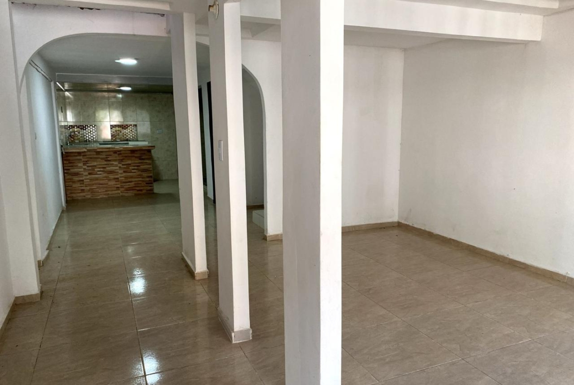 Mientras muchos siguen soñando con tener su casa, tú puedes tomar la decisión hoy. Casas así no esperan: se venden rápido, porque combinan lo que todos buscan —precio, ubicación y proyección— en un solo lugar. 📍 Ubicación estratégica: A minutos del centro de Jamundí, cerca de colegios, parques, supermercados y transporte público, en un sector que crece cada día en valorización. Una zona donde los niños aún pueden jugar en la calle y las tardes siguen oliendo a hogar.