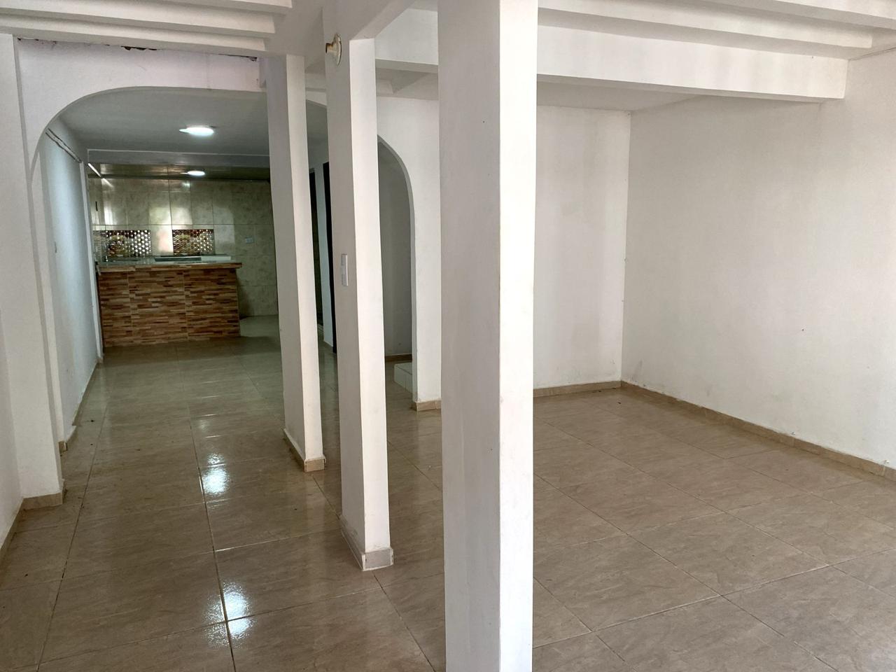 Mientras muchos siguen soñando con tener su casa, tú puedes tomar la decisión hoy. Casas así no esperan: se venden rápido, porque combinan lo que todos buscan —precio, ubicación y proyección— en un solo lugar. 📍 Ubicación estratégica: A minutos del centro de Jamundí, cerca de colegios, parques, supermercados y transporte público, en un sector que crece cada día en valorización. Una zona donde los niños aún pueden jugar en la calle y las tardes siguen oliendo a hogar.