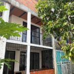 Imagina tus domingos con aroma a café recién hecho, tus hijos jugando en la sala mientras tú descansas en la terraza escuchando música suave. La brisa entra por el balcón, y el sol se filtra entre las cortinas de una casa que no solo compraste, sino construiste con esfuerzo y sueños. Esta propiedad no es un gasto, es una inversión emocional y patrimonial para tu familia. Una casa que te da independencia, estabilidad y la tranquilidad de saber que cada pago tiene sentido. 🟢 Porque aquí tu familia no solo vive... florece. 🔑 “No es una casa, es tu punto de partida. El lugar donde invitas a los tuyos, celebras tus logros y sientes orgullo al cerrar la puerta sabiendo que es tuya.”