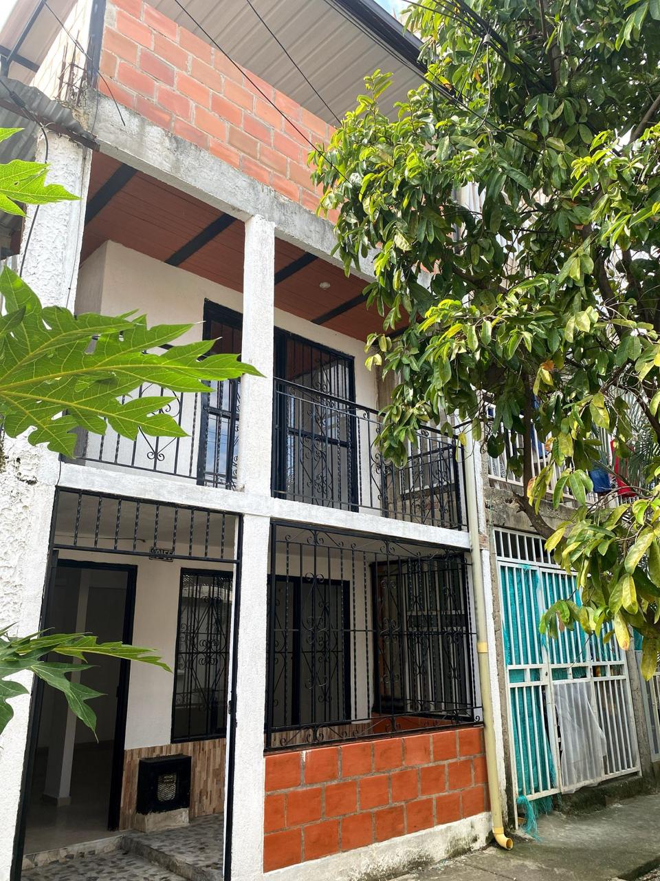 Imagina tus domingos con aroma a café recién hecho, tus hijos jugando en la sala mientras tú descansas en la terraza escuchando música suave. La brisa entra por el balcón, y el sol se filtra entre las cortinas de una casa que no solo compraste, sino construiste con esfuerzo y sueños. Esta propiedad no es un gasto, es una inversión emocional y patrimonial para tu familia. Una casa que te da independencia, estabilidad y la tranquilidad de saber que cada pago tiene sentido. 🟢 Porque aquí tu familia no solo vive... florece. 🔑 “No es una casa, es tu punto de partida. El lugar donde invitas a los tuyos, celebras tus logros y sientes orgullo al cerrar la puerta sabiendo que es tuya.”