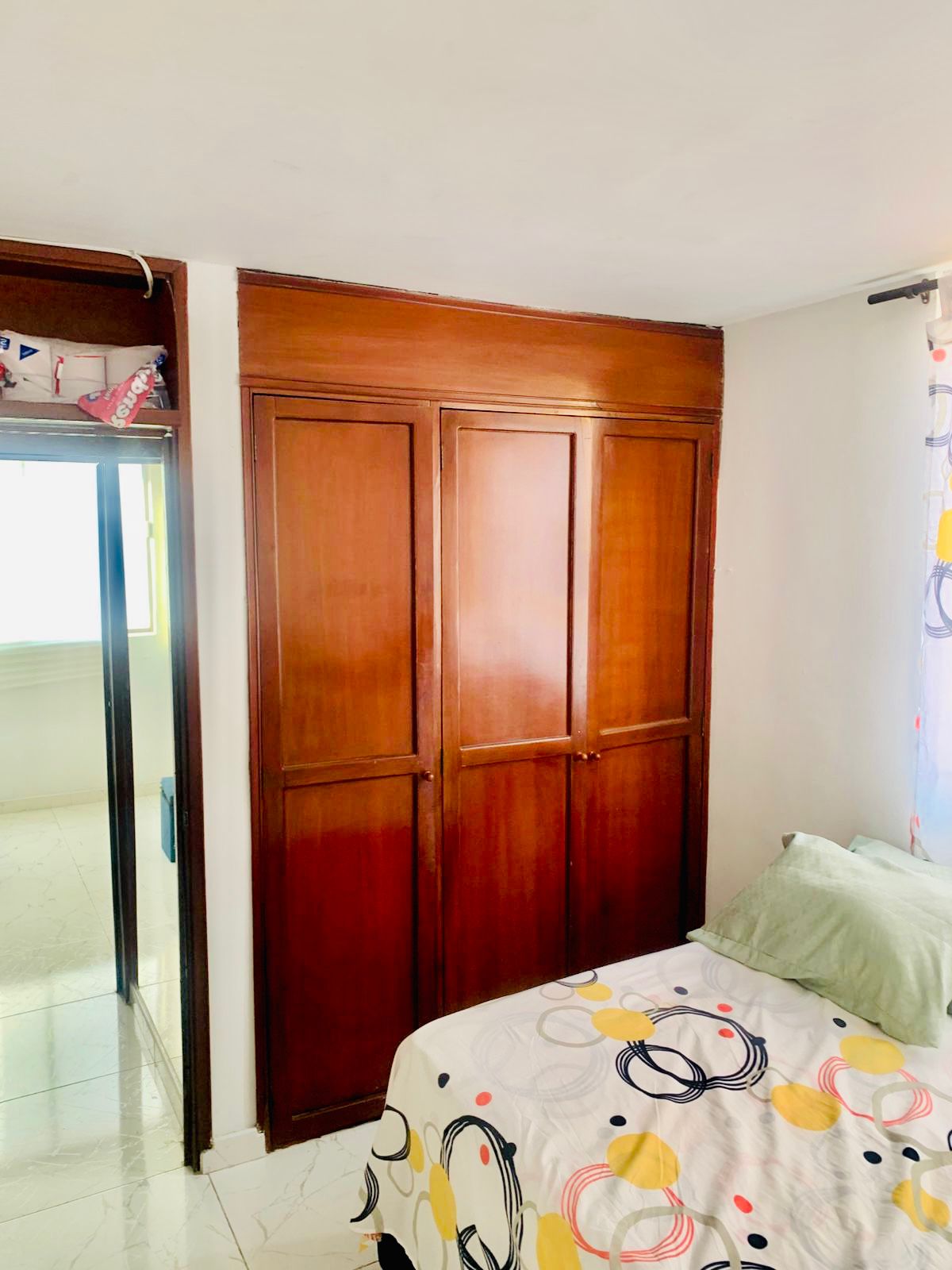 En el corazón del norte de Cali, a pasos del Comfandi de la Primera y cerca al SENA de Salomia, te espera este apartamento familiar en el Conjunto Torres de Comfandi. Ubicado en un sector consolidado, tranquilo y con alta proyección, perfecto para quienes buscan comodidad, economía y conectividad.