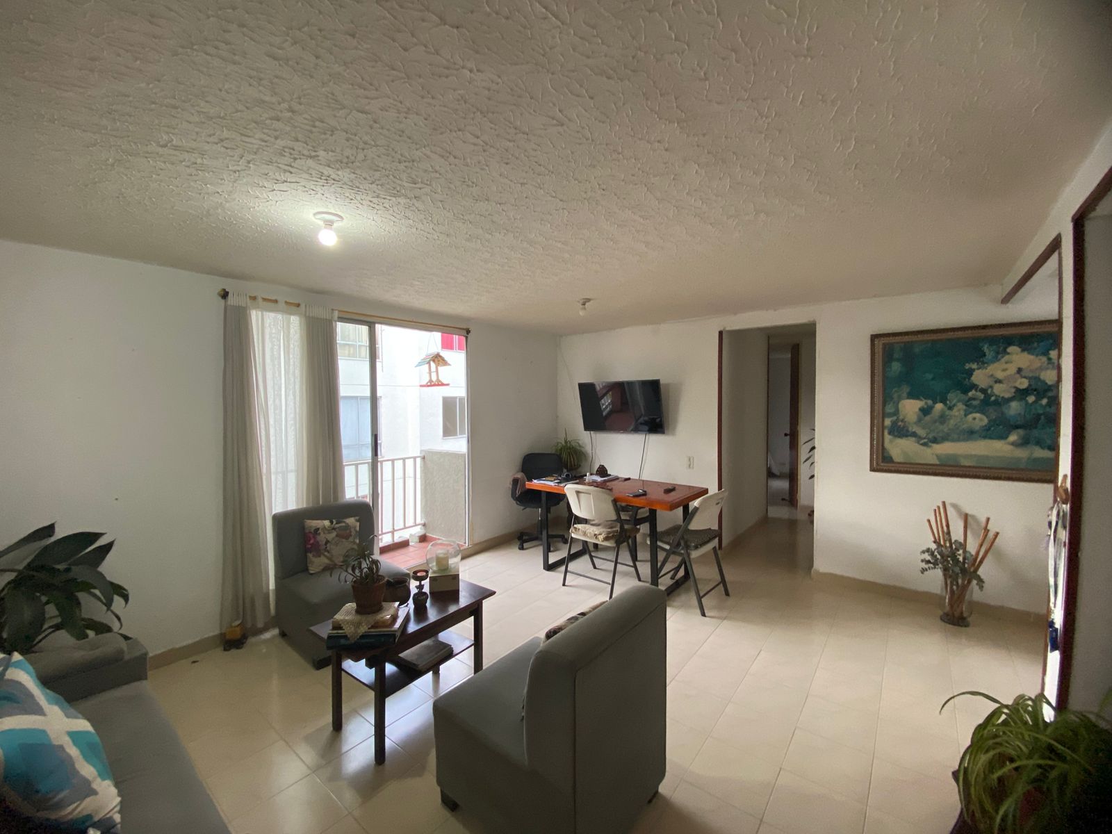 ¿Buscas un hogar listo para habitar, sin pagar sobreprecio por remodelaciones ajenas a tu gusto? 🟢 Entonces este apartamento en Parque del Lili I es para ti. No es el típico “apartamento de revista”… es el que tiene el potencial real para que lo hagas tuyo, a tu manera, con tu estilo y sin gastar de más. Ubicado en una de las zonas más demandadas y con mejor proyección del sur de Cali: Valle del Lili.