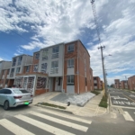 Entorno y Beneficios del Proyecto Edén del Parque 🟢 Ubicación estratégica y conectividad total: Jamundí se consolida como uno de los polos de expansión más importantes del Valle del Cauca, con proyectos modernos, vías nuevas y excelente acceso hacia el sur de Cali. 🟡 Urbanismo planificado y sostenible: El desarrollo Edén del Parque integra más de 12.600 viviendas VIP y VIS, corredores ambientales, espacios institucionales, zonas deportivas y comercio local, promoviendo una vida urbana equilibrada y familiar. 🔴 Valor en crecimiento constante: La zona muestra una valorización sostenida gracias a la llegada de nuevos proyectos, servicios y vías de conexión directa a Cali.