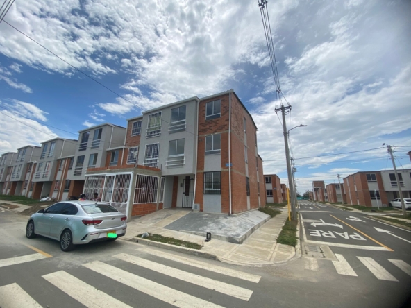 Entorno y Beneficios del Proyecto Edén del Parque 🟢 Ubicación estratégica y conectividad total: Jamundí se consolida como uno de los polos de expansión más importantes del Valle del Cauca, con proyectos modernos, vías nuevas y excelente acceso hacia el sur de Cali. 🟡 Urbanismo planificado y sostenible: El desarrollo Edén del Parque integra más de 12.600 viviendas VIP y VIS, corredores ambientales, espacios institucionales, zonas deportivas y comercio local, promoviendo una vida urbana equilibrada y familiar. 🔴 Valor en crecimiento constante: La zona muestra una valorización sostenida gracias a la llegada de nuevos proyectos, servicios y vías de conexión directa a Cali.