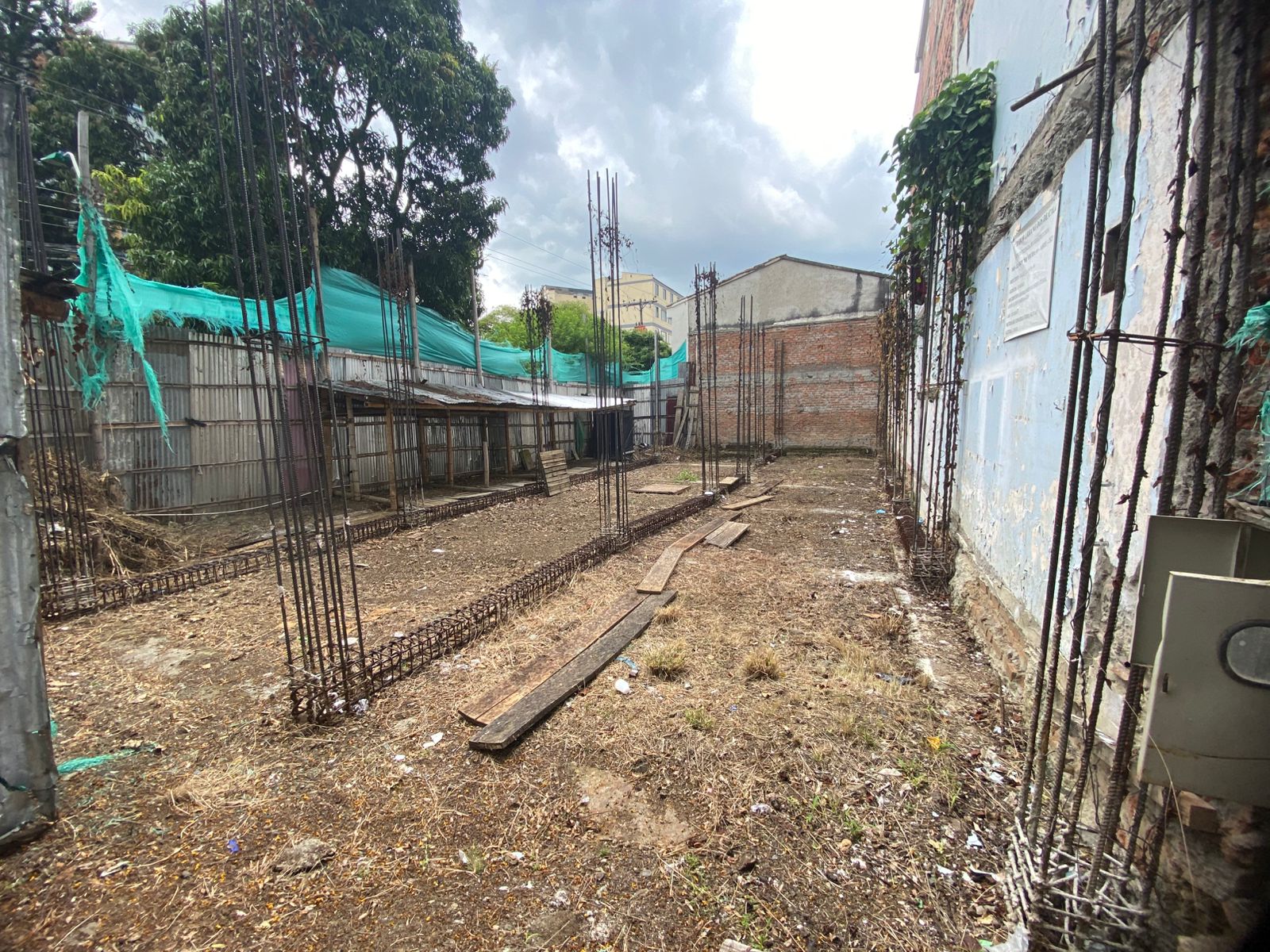 VENDO LOTE ESQUINERO – SAN FERNANDO, CALI 💰 Valor de venta: $600.000.000 COP 💭 ¿Buscas un lote cualquiera… o uno capaz de convertir tu proyecto en un antes y un después? Porque si lo que quieres es “algo barato para salir del paso”, este lote NO es para ti. Este es para quienes entienden que las esquinas estratégicas de Cali no se repiten, y que San Fernando sigue siendo una de las zonas de mayor tradición, tránsito, visibilidad, turismo deportivo y proyección comercial del sur de la ciudad. Aquí no compras un terreno. Compras una ubicación imposible de replicar.