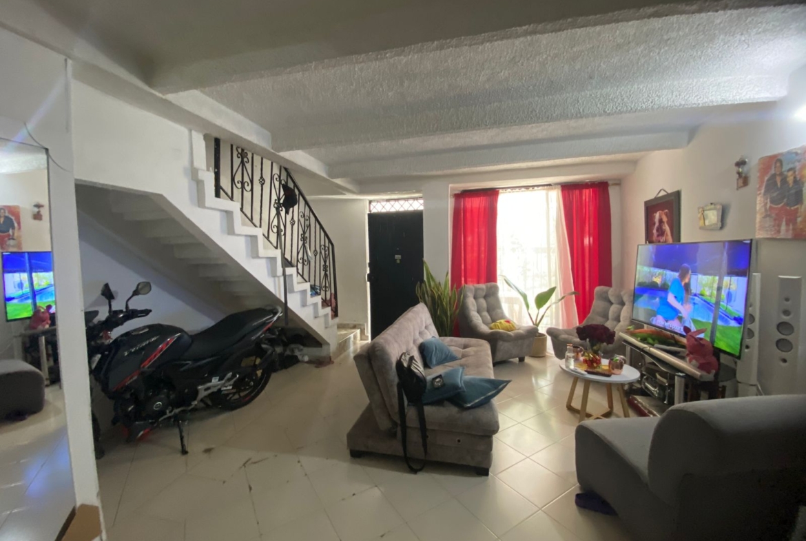 LA CASA QUE NO DEBERÍA SEGUIR SIN VENDERSE Porque, seamos sinceros: 144 m², 3 pisos, balcón, terraza techada, 4 habitaciones, zona residencial consolidada… y todo esto por $250.000.000 COP. No, no estás soñando. Aunque –si sigues dudando– puede que otra persona sí esté soñando con comprártela antes de que acabe el año. Pero tranqui, no pasa nada si la dejas ir. A veces la vida es así. 😌