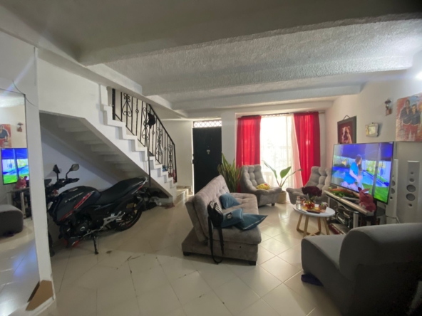 LA CASA QUE NO DEBERÍA SEGUIR SIN VENDERSE Porque, seamos sinceros: 144 m², 3 pisos, balcón, terraza techada, 4 habitaciones, zona residencial consolidada… y todo esto por $250.000.000 COP. No, no estás soñando. Aunque –si sigues dudando– puede que otra persona sí esté soñando con comprártela antes de que acabe el año. Pero tranqui, no pasa nada si la dejas ir. A veces la vida es así. 😌